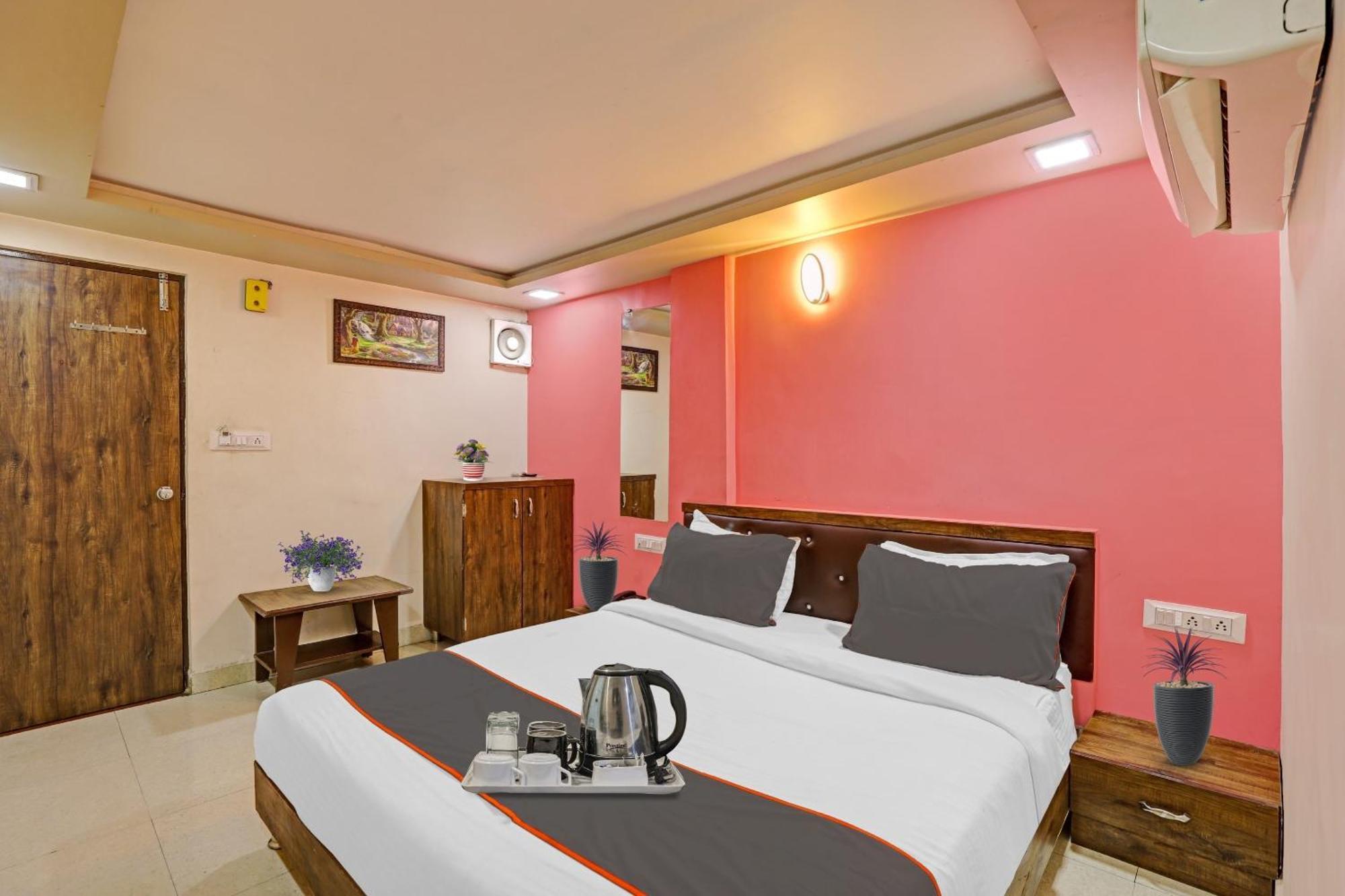 Hotel O Royal Ahmedabad Luaran gambar