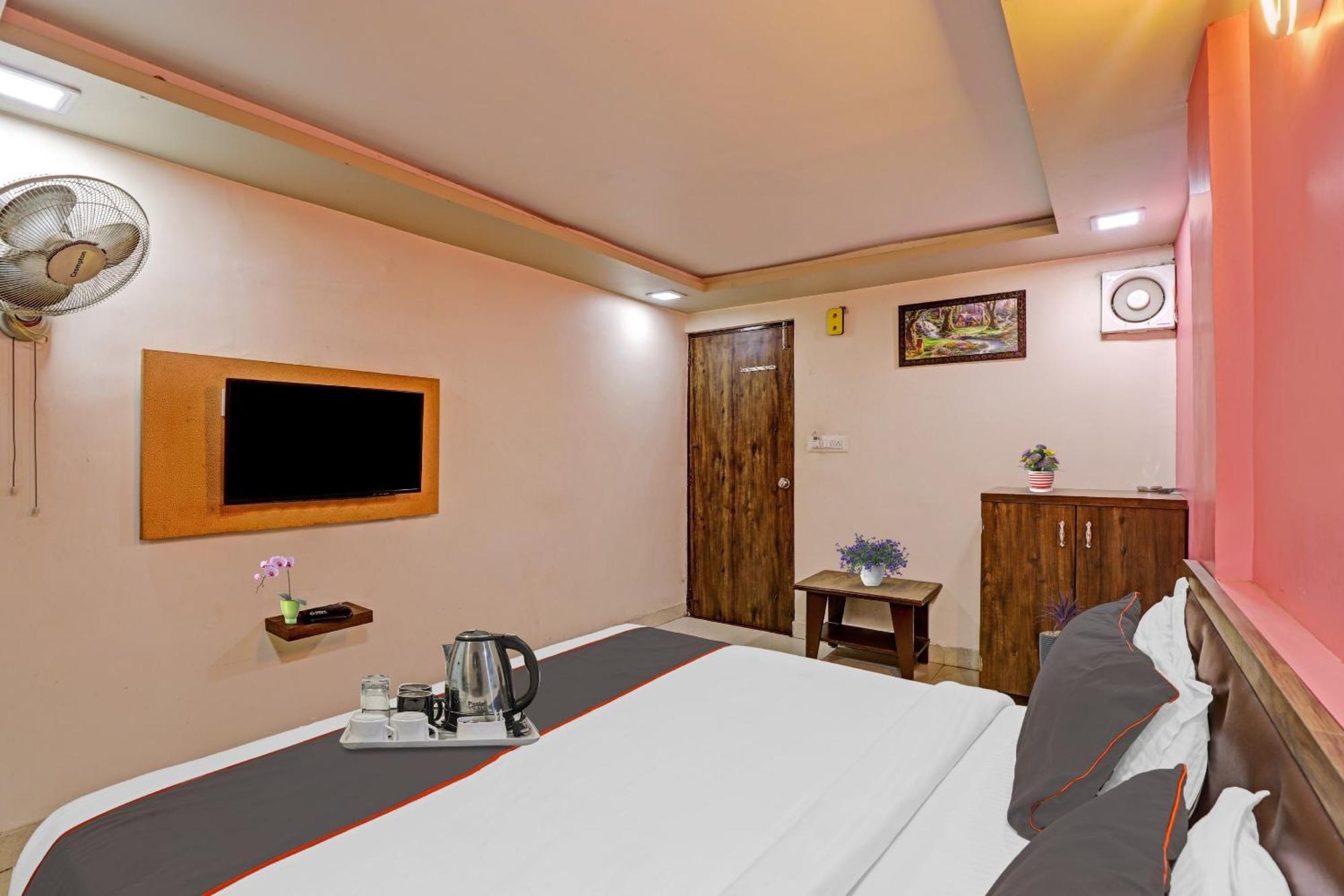 Hotel O Royal Ahmedabad Luaran gambar