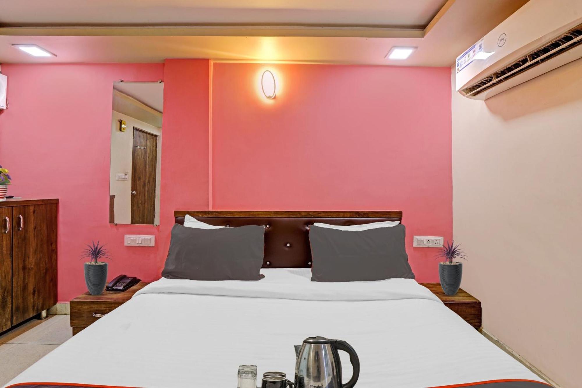 Hotel O Royal Ahmedabad Luaran gambar