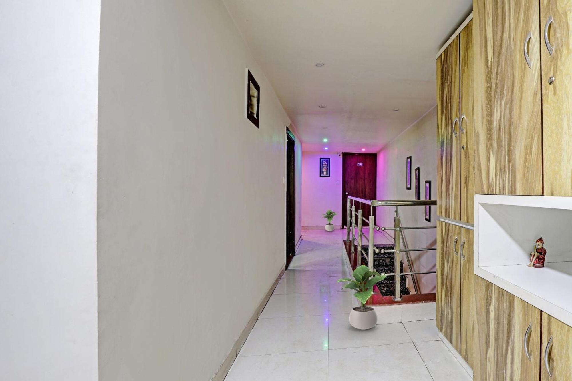 Hotel O Royal Ahmedabad Luaran gambar