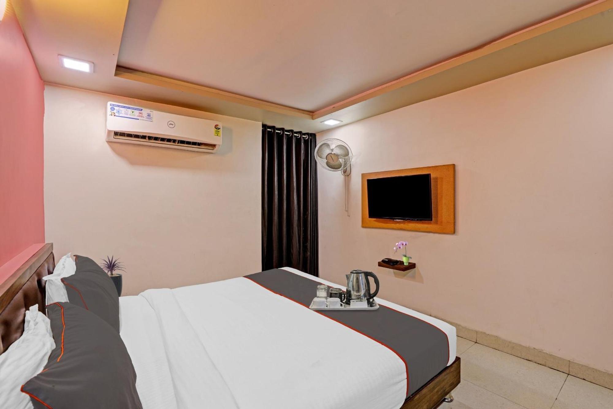 Hotel O Royal Ahmedabad Luaran gambar