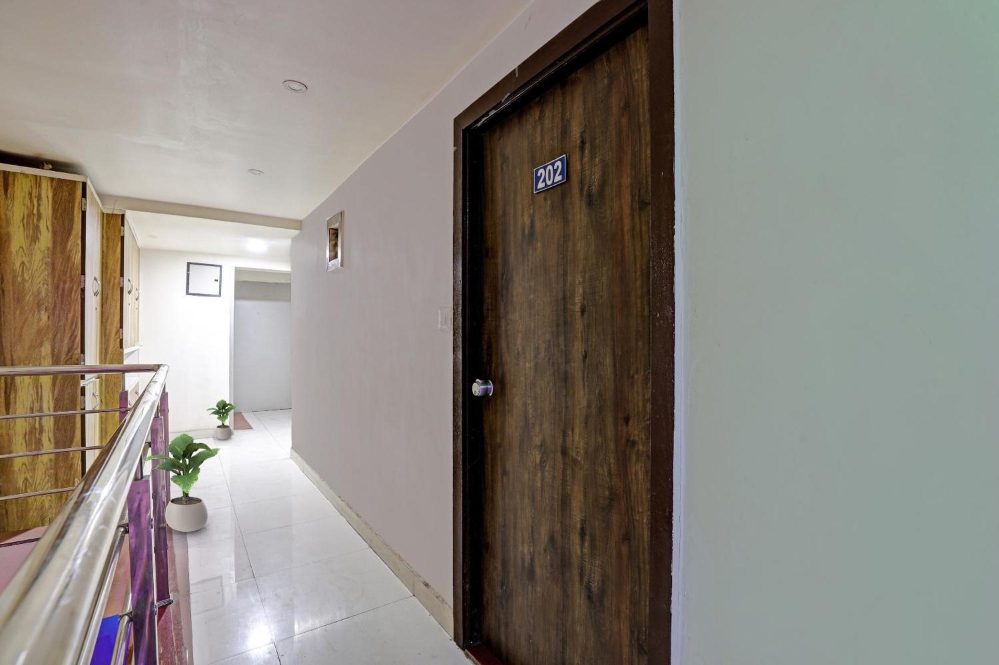 Hotel O Royal Ahmedabad Luaran gambar