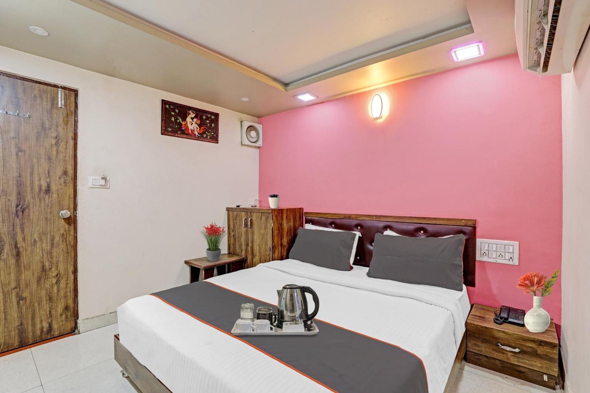 Hotel O Royal Ahmedabad Luaran gambar