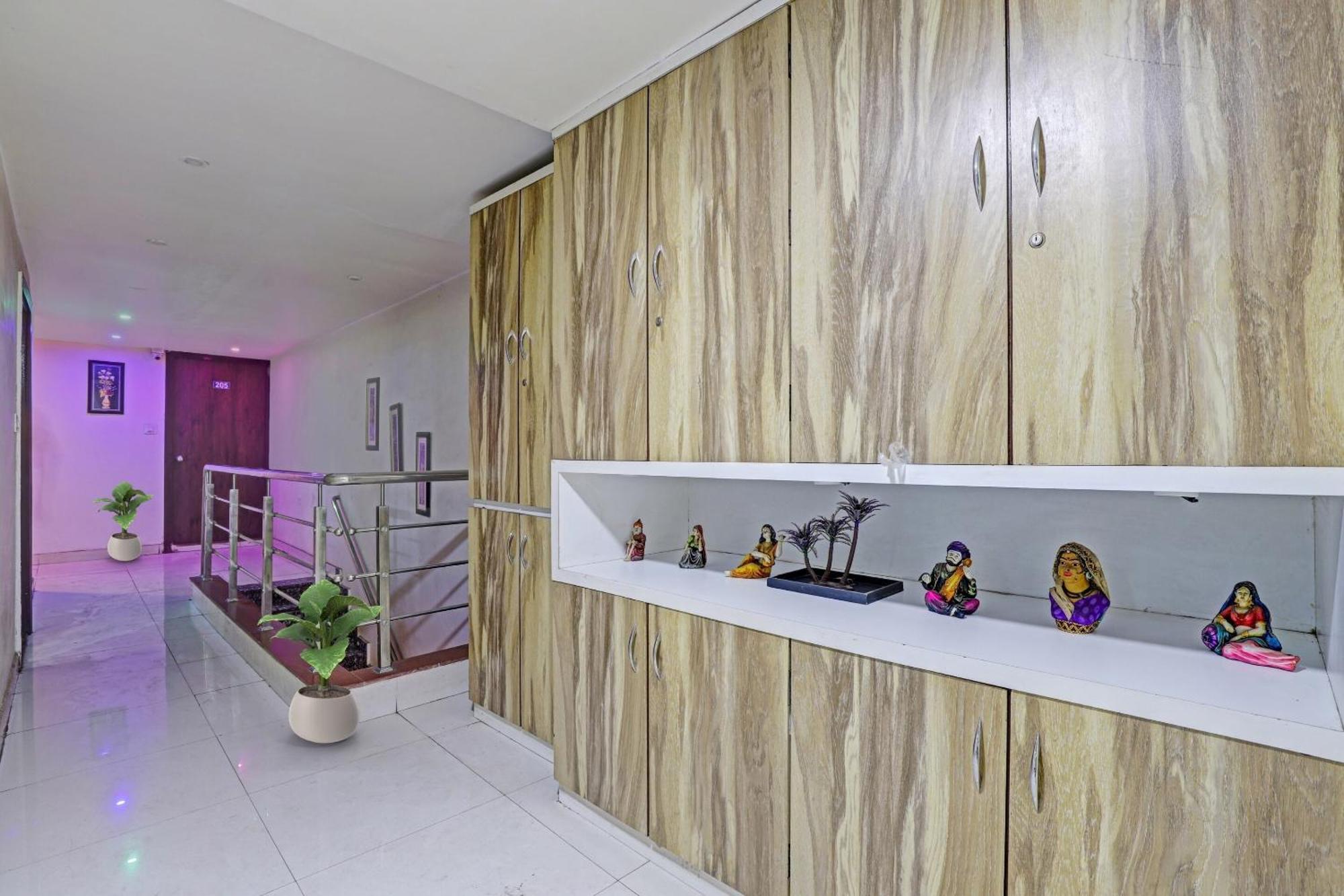 Hotel O Royal Ahmedabad Luaran gambar